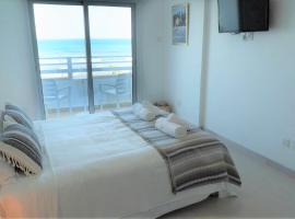 Larnaka Seaview Luxury Suites, hotel v mestu Larnaka