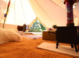 Mulberry Meadow Bell Tent, hotel v destinaci Holt