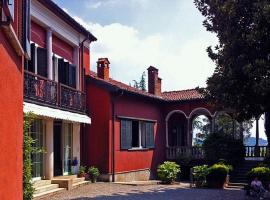 Villa Magnolia Lago Maggiore ที่พักให้เช่าในBesozzo