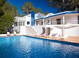 VILLA CAN HERMANOS: Wifi gratis, piscina privada y vistas al mar, hotel en Sant Josep de sa Talaia