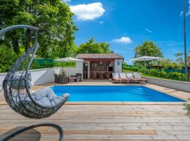 House Smoky with private pool and jacuzzi, cabaña o casa de campo en Pazin