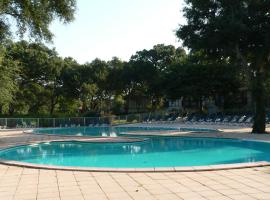 Beautiful flat with pool in Moliets et Maa – hotel z zapleczem golfowym w mieście Vieux-Boucau-les-Bains