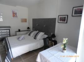 MAS MAURANE-Chambre d'hôte avec SPA privé aux portes d'ARLES, hotel in Tarascon