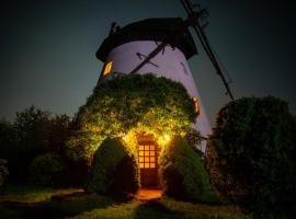Windmill vacation home in Ledzin near Baltic Sea – hotel w mieście Niechorze