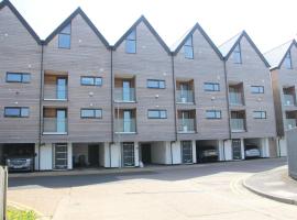 Modern **Pet friendly** 3 bed beach view Town House near Dover ,Canterbury ,Folkestone and Hythe Kent, hotel i Hythe
