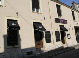 Logis Hôtels Restaurant Les 3 Rois: Issoudun şehrinde bir otel