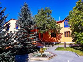 Golden Rooster Hotel, hotel v destinaci Goghtʼ