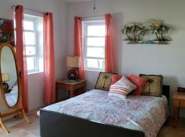 Pauls Oceanview with Amazing Sunsets, Ferienwohnung in Hog Bay