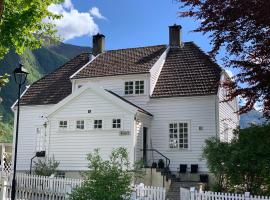 Høyanger 3 roms leilighet, hotell i nærheten av Sognefjorden i Høyanger