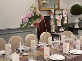 Logis Hôtels Restaurant Les 3 Rois, hotel v destinaci Issoudun