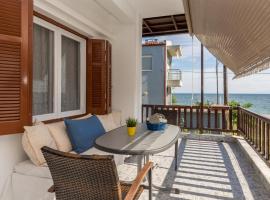 Chalkidiki Beachfront Apartment, holiday home in Nea Iraklia