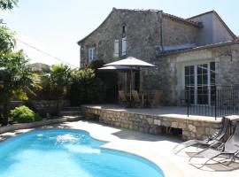 L'Avventura gîte bleu, hotel a Grospierres