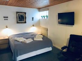 Huddinge Studio with Private Entrance, cheap hotel in Huddinge