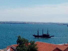 Waterfront Luxury Sea View Apartment, пляжный отель в Салониках