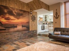 Deluxe Rustic Charlestown Themed Apartment, beach rental in St Austell