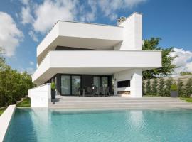 Modern Villa 55 with Pool and Spa, rumah kotej di Pazin