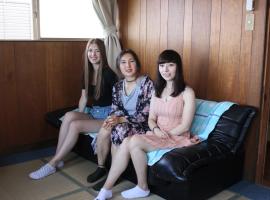 磯ノ浦駅前ゲストハウス 月と空moon and sky, plážový hotel v destinaci Wakajama