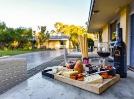 William Macintosh Motor Lodge