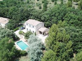 Maison de vacances avec piscine privative, Oustau des Oliviers vue dominante Colorado provençal, Hotel in Rustrel