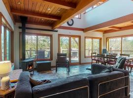 Woodland Hideaway in the Hills, holiday home in Lake Stevens