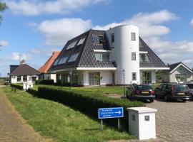 Het Tjeukemeerhotel en appartementen, hotel v destinaci Delfstrahuizen