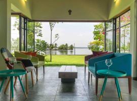 Cheppanam House with Backwater View and Pvt Lawn by StayVista，埃爾納古勒姆的度假屋