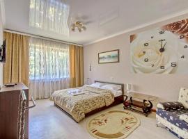 Cozy apartment on Rozybakiev 145. Atakent, hotel poblíž významného místa Dolphin Entertainment Centre, Almaty
