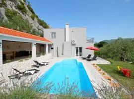 Villa Pasika with private 31m2 pool, summer kitchen with BBQ, 4 bedrooms