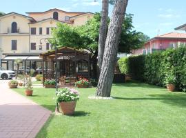 Hotel Virginia, hotel dicht bij: Mare Monti Shopping centre, Marina di Massa