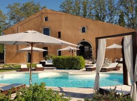 Domaine De Pradaous, pet-friendly hotel in Reillanne