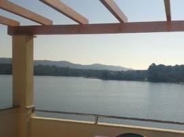 Apartments Ivo - terrace with sea view, hotel a Veli Rat