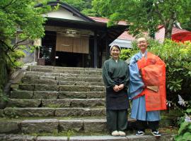 Shukubo Kansho-in Temple Sanrakuso – hotel w mieście Daisen
