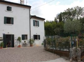 Casa vacanze Corte dei dami, Hotel mit Parkplatz in Caprino Veronese