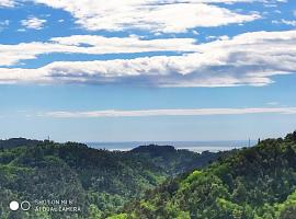 Antica casa in collina con vasta terrazza e panorama sul mare, villa em Valpromaro