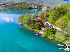 Jajce,Plivsko jezero, smeštaj na plaži u gradu Jajce