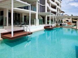 Waters Edge Apartment Cairns, מלון בקיירנס
