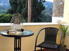 Chill out studio in the leafy Livadia village, vakantiewoning aan het strand in Ándros