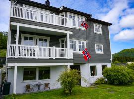 Ola Bua Near The Atlantic Road, hotel dengan parking di Lyngstad