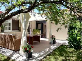 JARDIN, TERRAZA Y BARBACOA, family hotel in O Grove