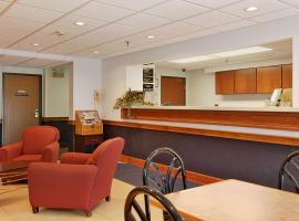 Super 8 by Wyndham Manchester Airport, hotel near Manchester Boston Regional Airport - MHT, 