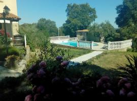 Le mazet en été - studio en garrigue nimoise, hotel en Nimes