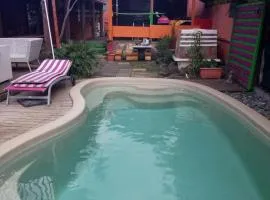 Bungalow accès piscine jaccuzzi chez Kat et rico