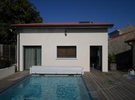 Duplex avec piscine, hotel com piscina em Villenave-dʼOrnon
