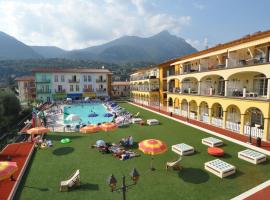 Giardino dei Colori Appartamenti Dianella Pool relax &family friendly: Toscolano Maderno şehrinde bir daire