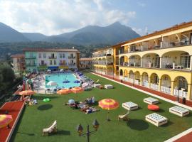 Giardino dei Colori Appartamenti Dianella Pool relax &family friendly, hotel cu piscine din Toscolano Maderno