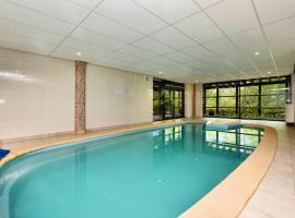 Holiday home with indoor pool and sauna, hotelli kohteessa Manhay