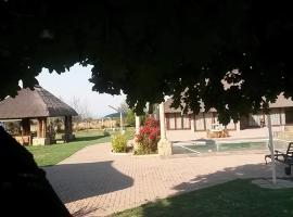 Stone Hounds Lodge, hotel in Magaliesburg
