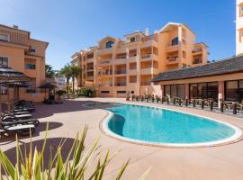 Aum Praia da Luz Resort Apartment, курортний готель у місті Луш