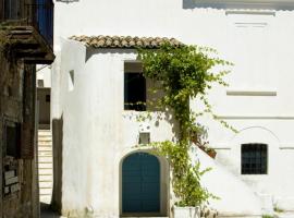 BORGO PETELIA, Casa Fazio, Antica piccola casa con loggia e scala esterna: Strongoli'de bir kiralık tatil yeri