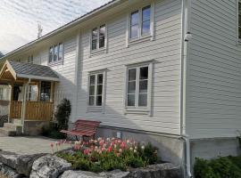 Østigård 1810, hotel con estacionamiento en Åndalsnes